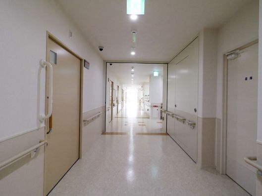 非常用扉のある廊下