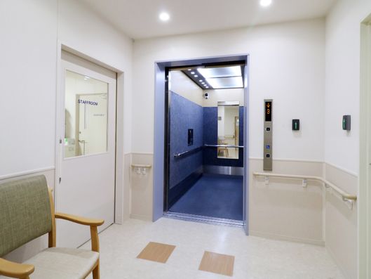 広いエレベーター