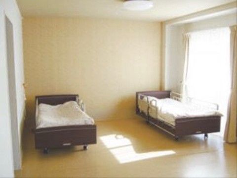 2つのベッドが入る居室。通路も大きく確保できる広い寝室。