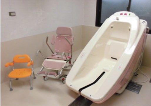 入浴設備として、入浴介助用のイス、機械浴槽が備え付けてあり、スタッフが介助することで安心して入浴できる。