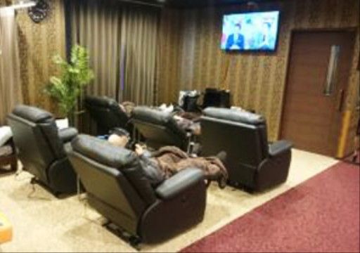 シアタールームには、高級感あふれる一人掛けのソファーが複数準備されており、大きな画面でゆったりと映画を楽しめる。
