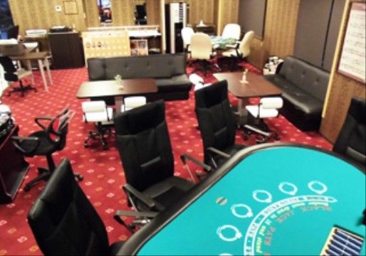 デイサービス内にはカジノスペースが用意されており、リラックスできる椅子に座ってカードゲーム等が楽しめる。