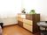 レースのカーテンが掛かった部屋がある。そこにはタンスが置かれている。タンスは3段で引き出しの色は白色や濃淡のある茶色である。