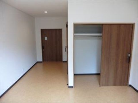 自立した生活を送りやすいよう、居室の扉は全て引き戸である。自力で生活できる環境を整えることで、健康的に過ごすことができる。