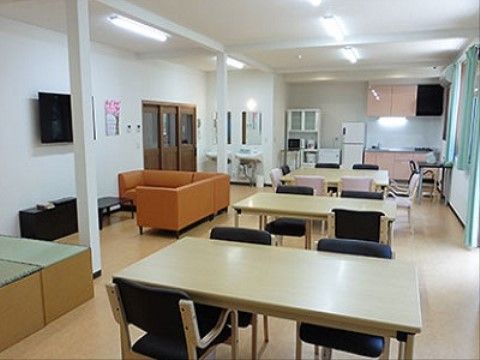 共有スペースは食堂の他、ソファーエリアや小上がりの畳コーナーなどに分かれている。好みの場所でゆったりと過ごすことができる。