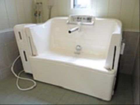 自立困難な場合はスタッフによる入浴介助が行われる。機械浴を使い、安全かつ快適な入浴を楽しむことができる。