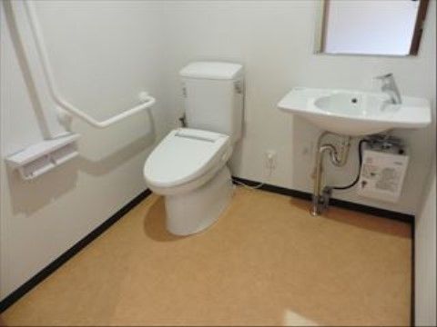 トイレ脇には手すりが設置されているため、便座への移動を安全に行える。車椅子でもスムースに移動できる広さがある。