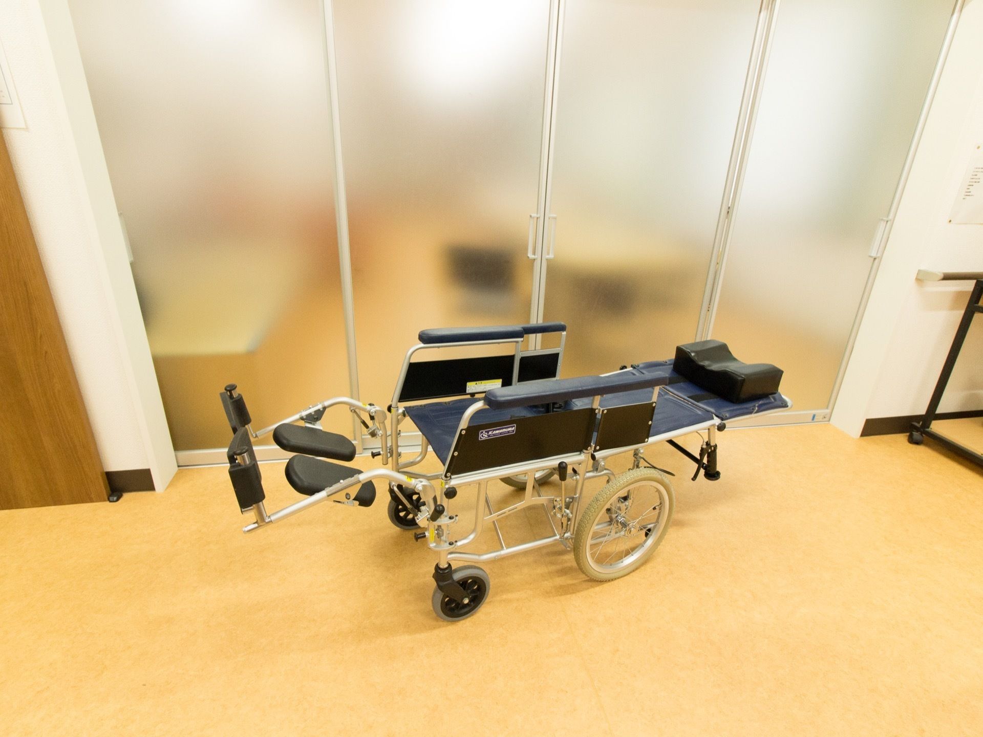 リクライニングできる車椅子である。ほぼフラット状態になるまで角度を調節できる。さまざまな場面で活躍する。