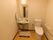 居室にはトイレと洗面所が備わっている。トイレのすぐそばに洗面所があり、いつでも手を洗うことができる。