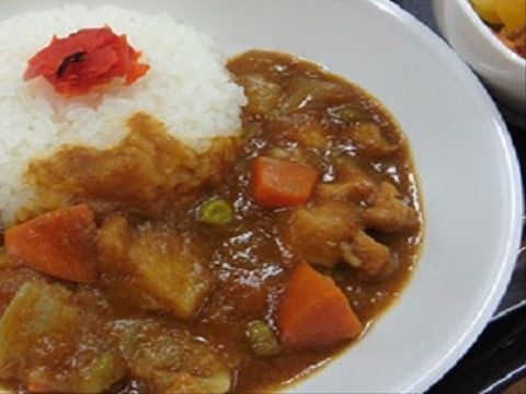 具だくさんのカレーである。具材の切り方を変え、よく咀嚼することで健康維持につながるように工夫している。