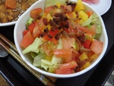 栄養バランスと彩りを考え、季節に合わせた野菜サラダを出している。食感も大切にするため、切り方を工夫している。