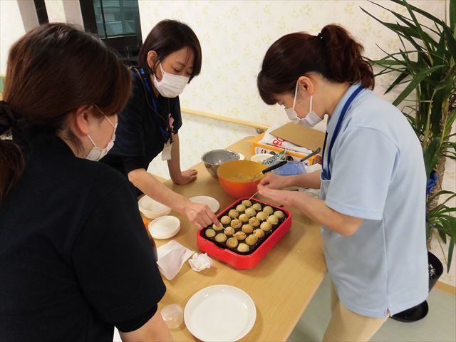 施設スタッフと一丸となって参加することが出来るたこ焼きパーティー