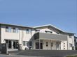 白を基調とした２階建ての外観である。玄関の上部にグレーのフェンスのベランダを設けており、日当たりの良い立地である。