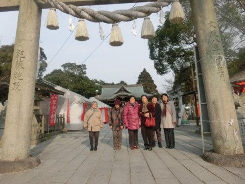 神社の鳥居の下で、６人の入居者様が並んで立っている。初詣の様子であり、季節の行事やイベントなどの外出を楽しみにしている入居者様も多い。