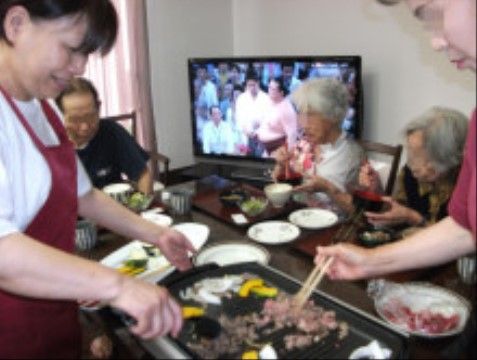 ご入居者様と施設スタッフが協力して調理する焼き肉パーティー