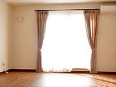 館内には、広々とした２人用の居室も備えている。正面に大きなガラス戸があり、横の天井下にエアコンを設置している。