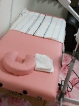 館内にはエステスペースを設けている。ピンクの寝台に横になって、リラックスしながらサービスを受けることができる空間である。