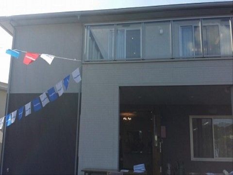 外観は白とブラウンのカラーで落ち着いた雰囲気を感じさせる。そして２階建てで、一般住宅のような見た目である。
