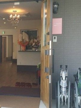 玄関にはオシャレな照明が設置されている。また段差がないためスムーズに入ることができる。さらに玄関付近には車椅子も完備されている。