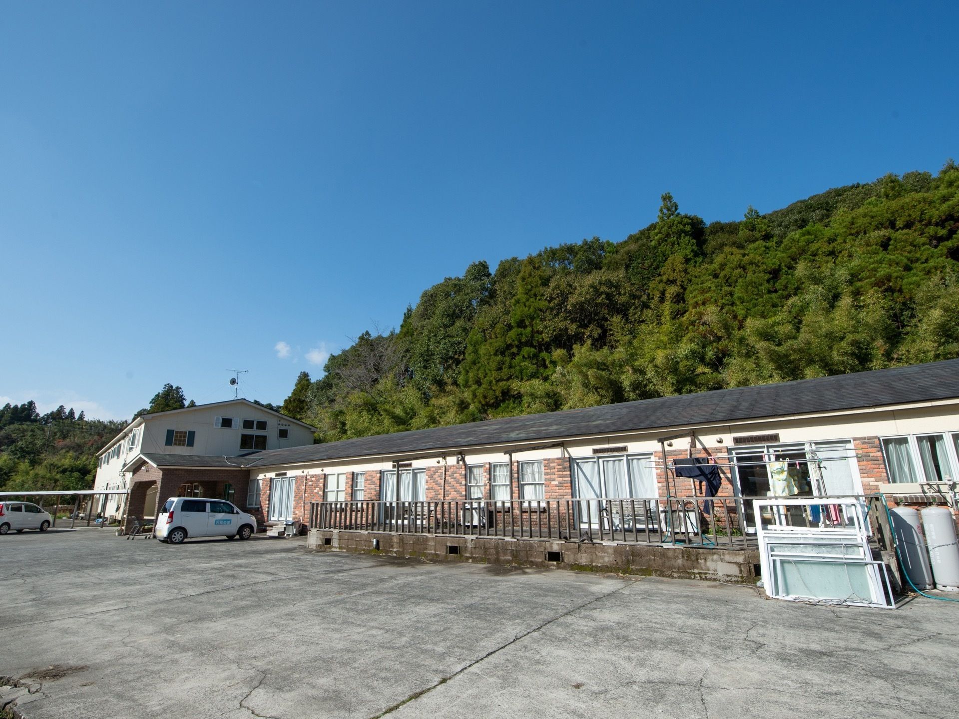 施設の建物は平屋建て構造になっており、壁はレトロなレンガ調である。敷地にはかなり広い駐車用スペースを持っている。