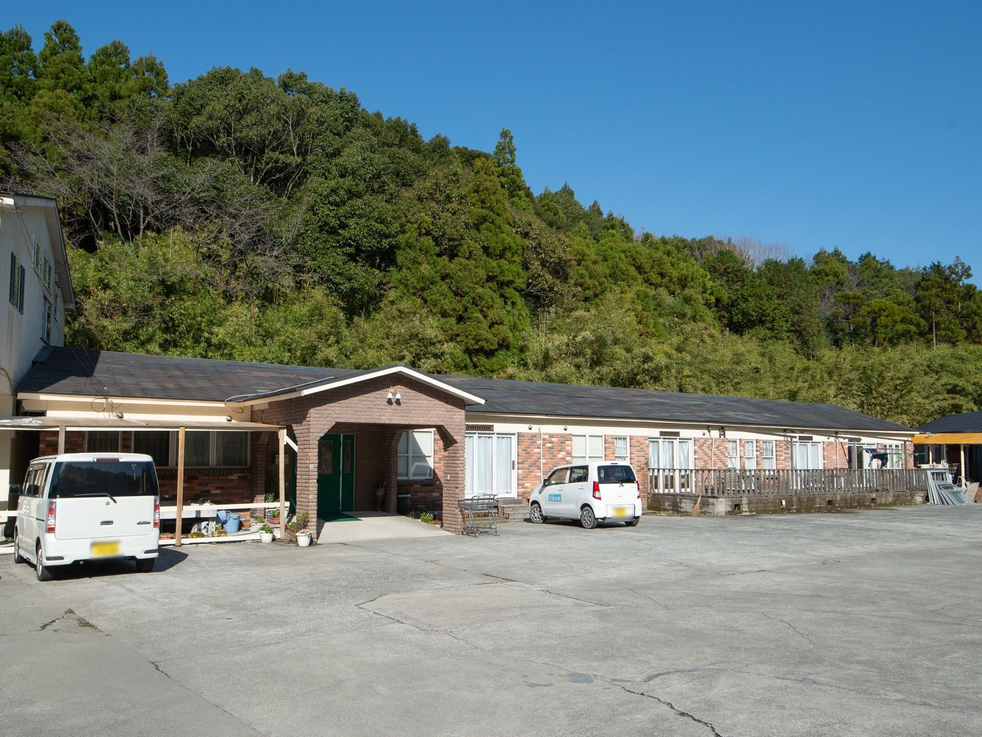 1階建ての建物で、敷地は広く横に長く建設されている。壁はレンガ造りになっており、おしゃれな玄関フードが設置されている。