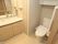トイレには温水洗浄便座がついている。バリアフリーの手すりが設けられている。トイレと同じ空間に洗面スペースも設けられている。