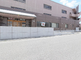 介護施設の外観と駐車場