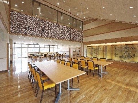 床はフローリングで天井が高く、広々としたスペースの中にテーブルと椅子が置かれ、多数の方が座れるようになっている。