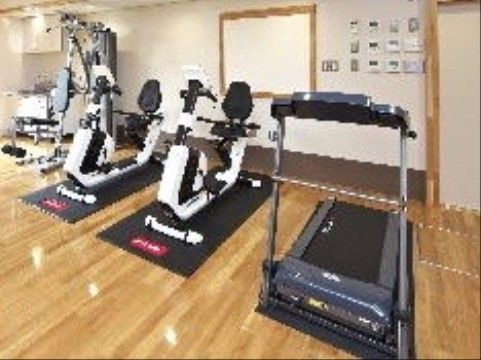フローリングの床の上に、ウォーキングマシン、バイクマシンのほか、トレーニング機器が各種設置されている。