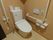 トイレは清潔感があり、温水洗浄便座が設置されている。便座の両側に手すりがあり、安全に配慮されている。
