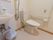 洋式トイレが設置されている。両側に手すりが設置されているため、トイレ内での動作も安心して行うことができる。