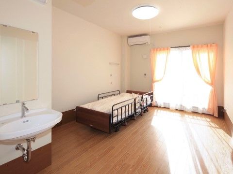 壁一面に大きく設けられた窓からの光があたたかい住居スペース