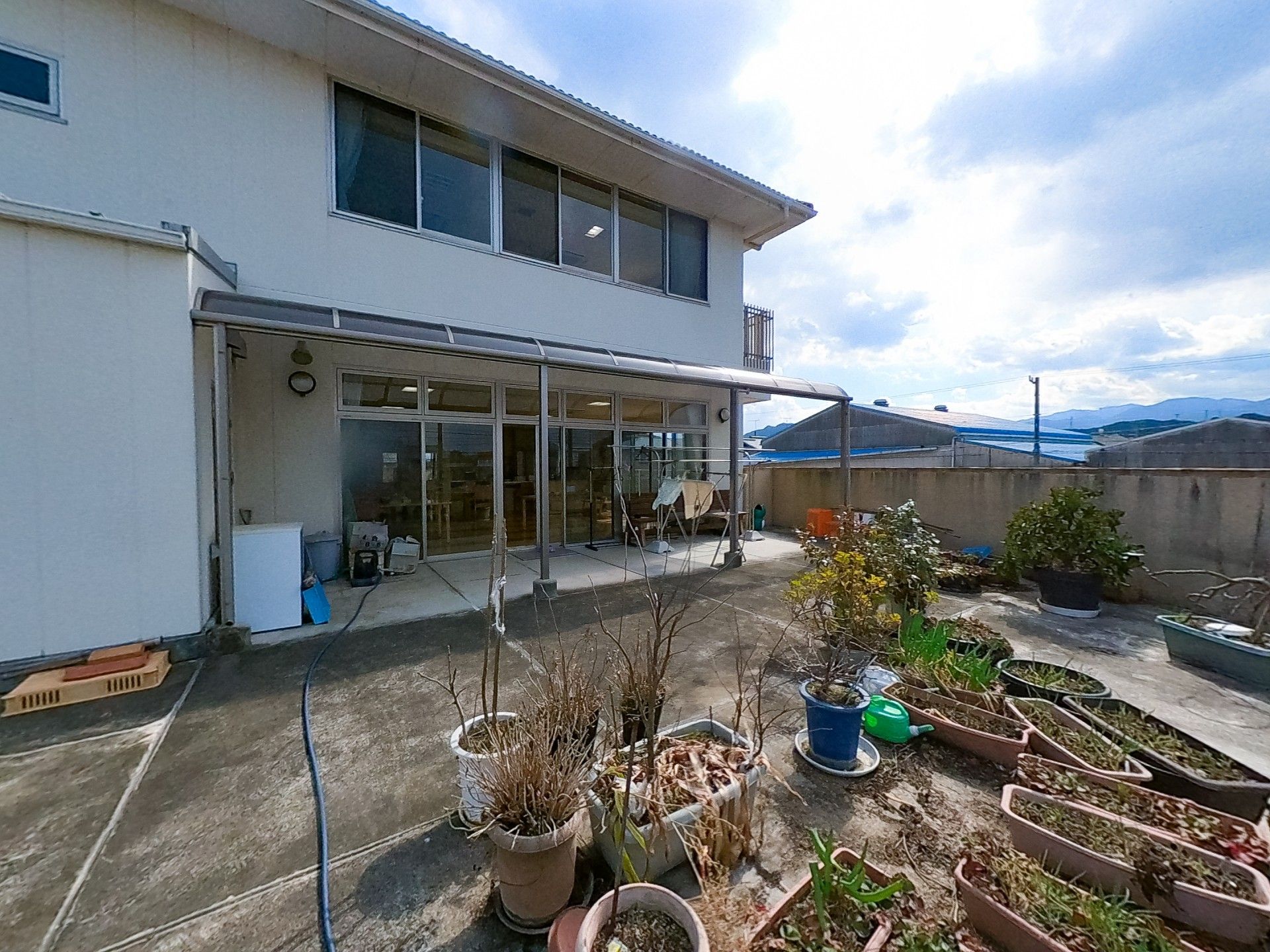 庭のある建物の外観