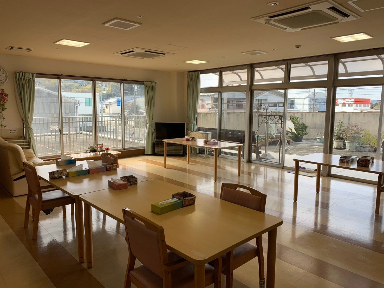 日差しが差し込む広間