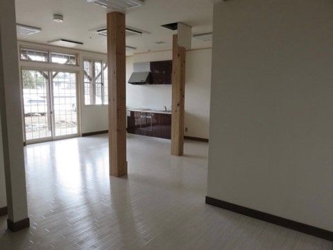 併設されているデイサービスのスペースは大きく窓が取られていて、明るく開放感がある。床面はフラットなので車椅子も楽に行き来できる。