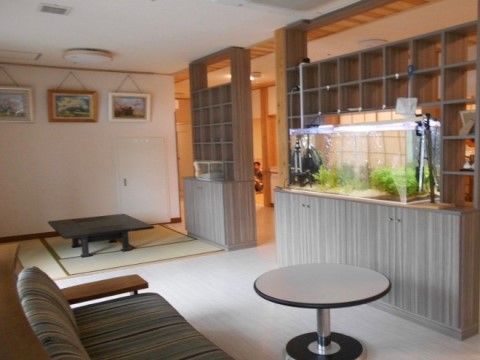 談話室は開放的なスペースとなっていて、気軽に他の入居者様との交流も楽しめる。水槽や絵画が飾られていて、のんびりリラックスできる。