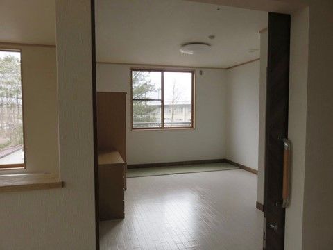 居室には窓があり、明るい日差しが入る。出入り口は引き戸となっているので軽い力で開閉でき、楽に出入りできる。