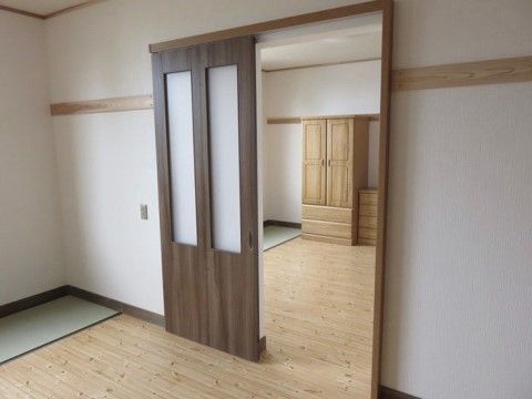 部屋と部屋の間の床にも段差がなく、安心して移動できる。広々としたプライベート空間で快適な暮らしが楽しめる。