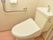 トイレには温水洗浄便座がついている。トイレ内にはバリアフリーのための手すりがつけられている。内装は白系の色である。