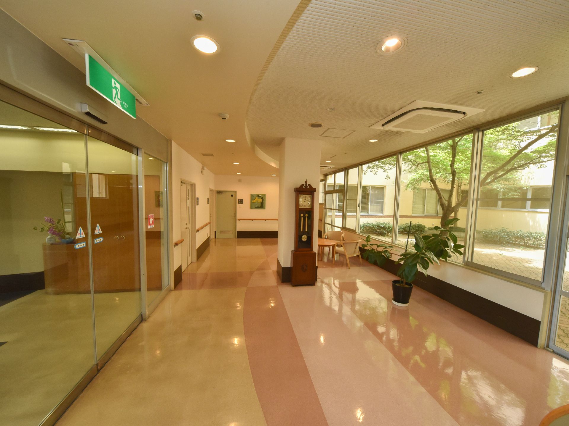 中庭に面する箇所が全て窓ガラスになっており、明るい空間になっている。大きな自動扉で車椅子をご利用の方でもスムーズに出入りができる。