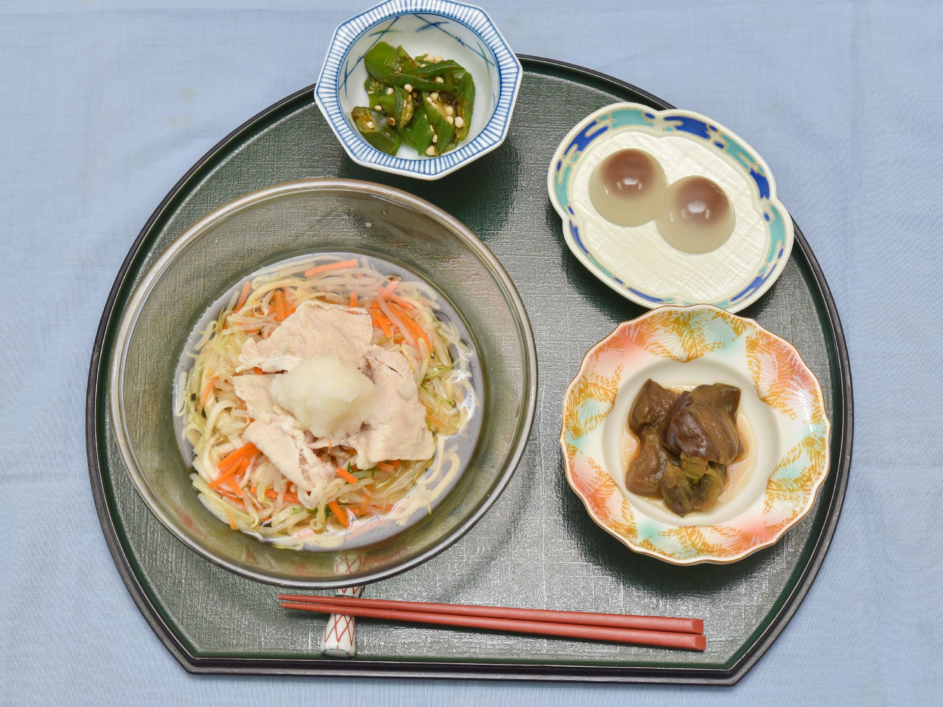 食欲のない時でも口に運びやすい麺料理。野菜が多めで、品数と栄養バランスが考えられている。嬉しいデザート付き。