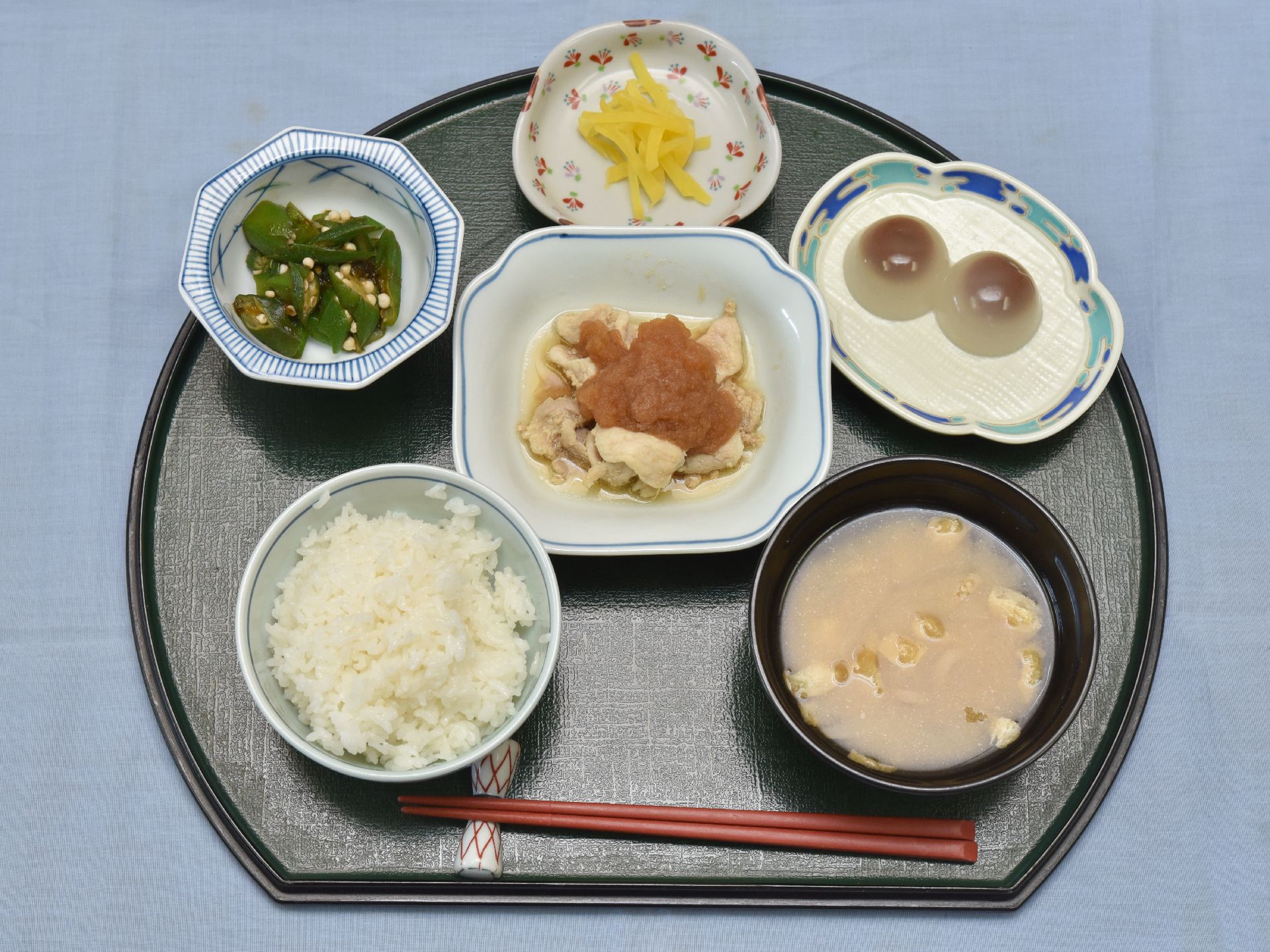 栄養バランスを意識した食事が用意される。和食を中心としたメニューでお年寄りの方の口に合う様に配慮されている。