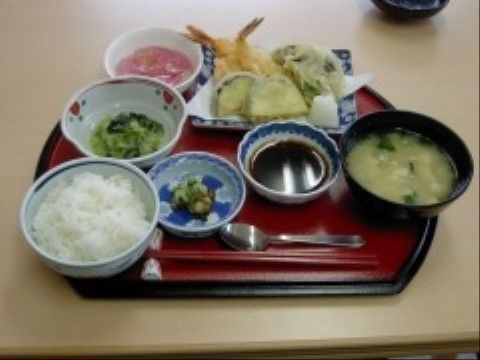 お盆には豪華な食事が並んでいる。栄養バランスの取れた彩り豊かな食事は、入居者様の食欲が高まるように配慮されている。