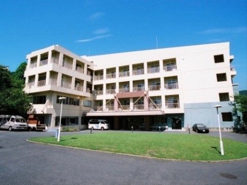 建物の前には広い駐車場が見え、お客様が車で訪問できるようになっている。施設が所有しているマイクロバスも停められている。