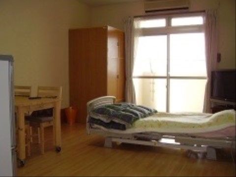 機能的な電動ベッドを真ん中に置いても広く感じる造りの居住スペース