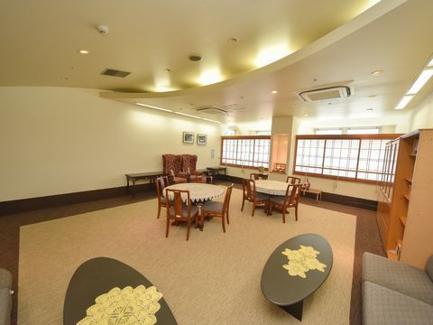 好みや用途に合わせてテーブル席、ソファーが選べる休憩室