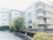 施設はベージュ色が基調の大きな建物になっている。建物の周りには木々が多く植えられており、自然に触れることができる。
