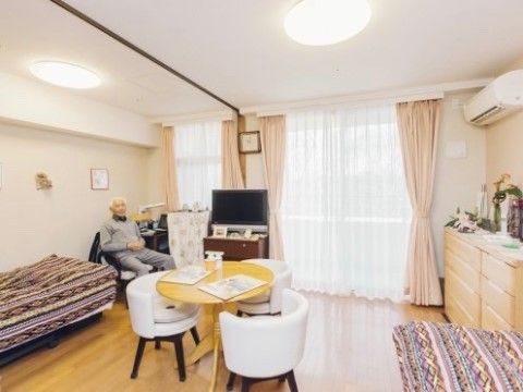 白を基調としており、明るい印象を受ける居住スペース