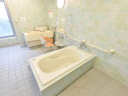 タイル貼りの浴室