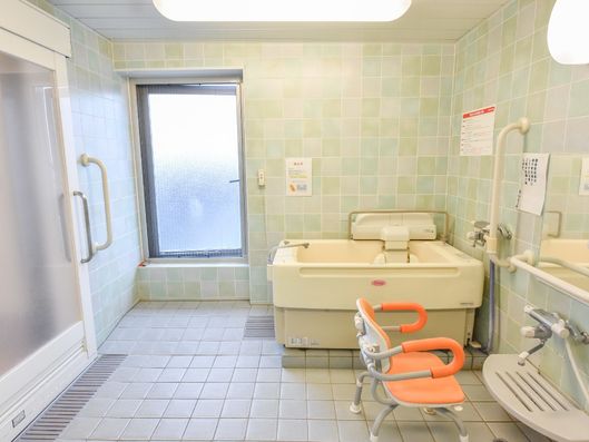 自然光の入る浴室